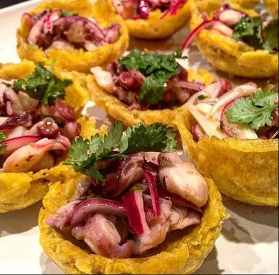 Pulpo-Acevichado-en-Canastas-de-Patacón