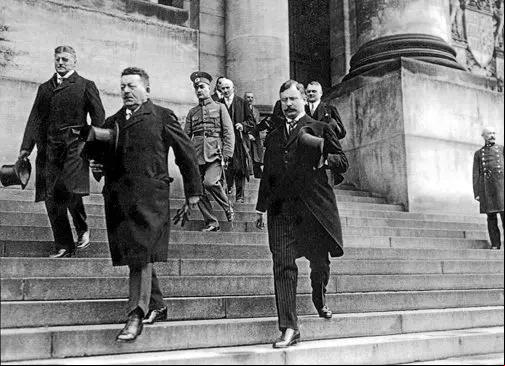 Ebert_auf_der_Reichstagstreppe