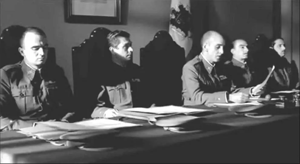 franco-promulga-la-ley-de-bandidaje-y-terrorismo-sala-de-un-tribunal-militar-1-font-christie-booksbbbbbb