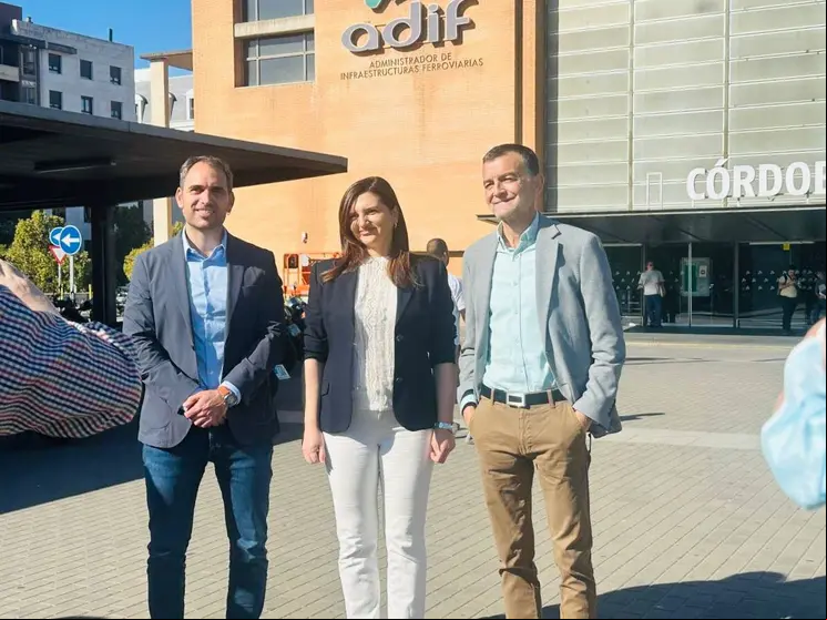 ANA ANGUITA FLANQUEADA POR ANTONIO MAÍLLO Y TONI VALERO. 'ESTACIÓN CÓRDOBA - JULIO ANGUITA' (1)