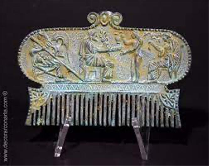 Peine romano de bronce con decoración