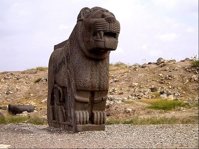 Estatua de león siria