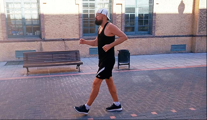 Gabe Abrahams, durante la caminata de 1.000 millas por el Área Metropolitana de Barcelona de 2017