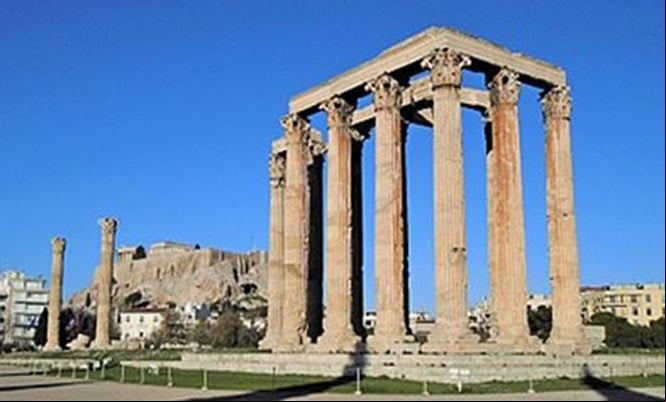 Vista del Templo de Zeus Olímpico en 2016, que muestra las dieciséis columnas sobrevivientes, una de las cuales está en el suelo