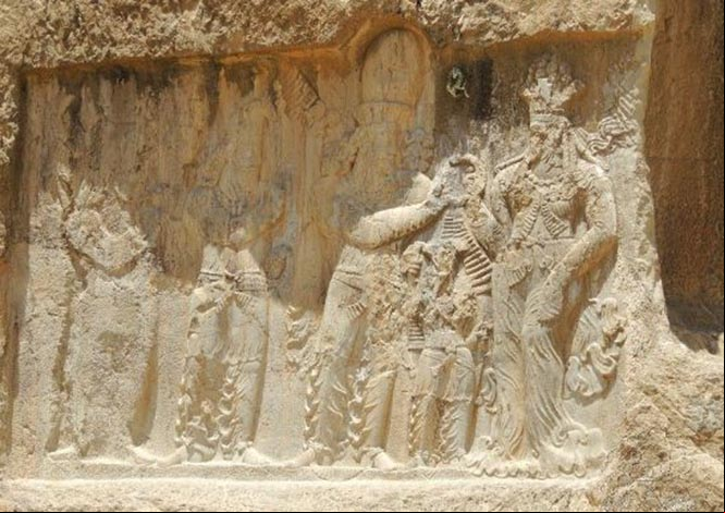 Ofrendas en los bajorrelieves de la necrópolis