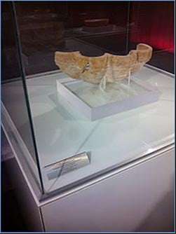 Taza lobulada de fuente doméstica de mármol con inscripción en árabe.Siglo XIII. Califato almohade