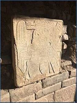 Lápida de piedra con personaje antropomorfodescubierta en Chaví de Huántarn de Huántar en el año 1972