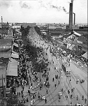 Avenida Parallel de Barcelona en el año 1913, mirando al este mostrando las chimeneas de la central eléctrica que abastecía las industrias de la zona