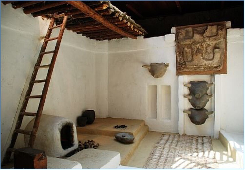 Reconstrucción de una habitación de Çatalhoyuk con las posiciones originales de los bucráneos y un relieve de cuerpo humano