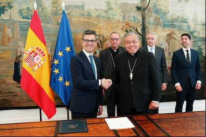 El ministro de la Presidencia, Félix Bolaños, estrecha la mano del nuncio apostólico en España, el arzobispo Bernardito Auza, el 29 de marzo de 2023 en Madrid. Borja Sánchez Trillo