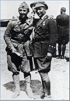 Francisco Franco y su hermano Ramón en Marruecos, en el año 1925