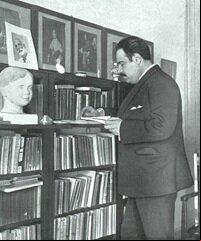 Eugenio_D'Ors,_en_su_biblioteca,_de_Campúa