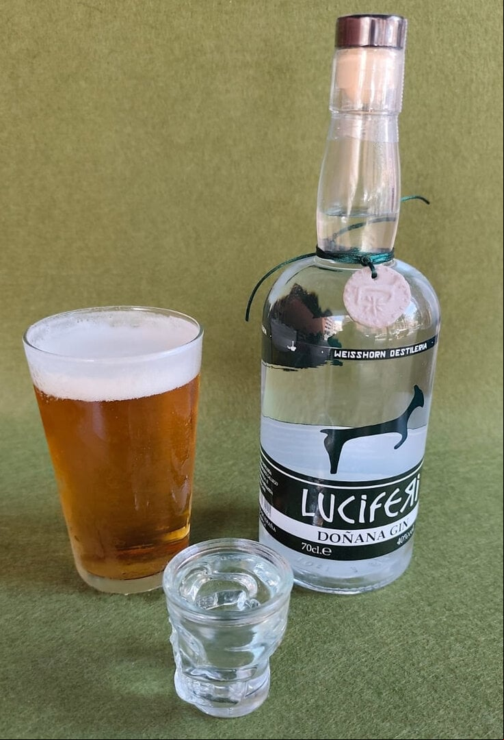 Luciferi con snaps y cerveza