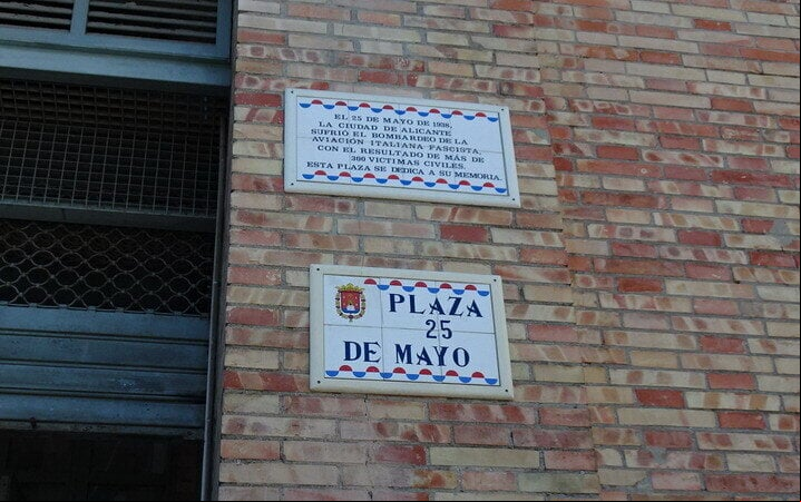 Placa comemorativa en el Mercado Central